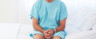 um homem sentado em uma cama de hospital