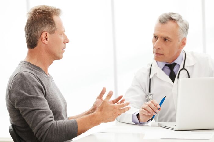 Homem com prostatite crônica no consultório médico