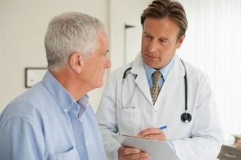 Paciente com prostatite em consulta com urologista
